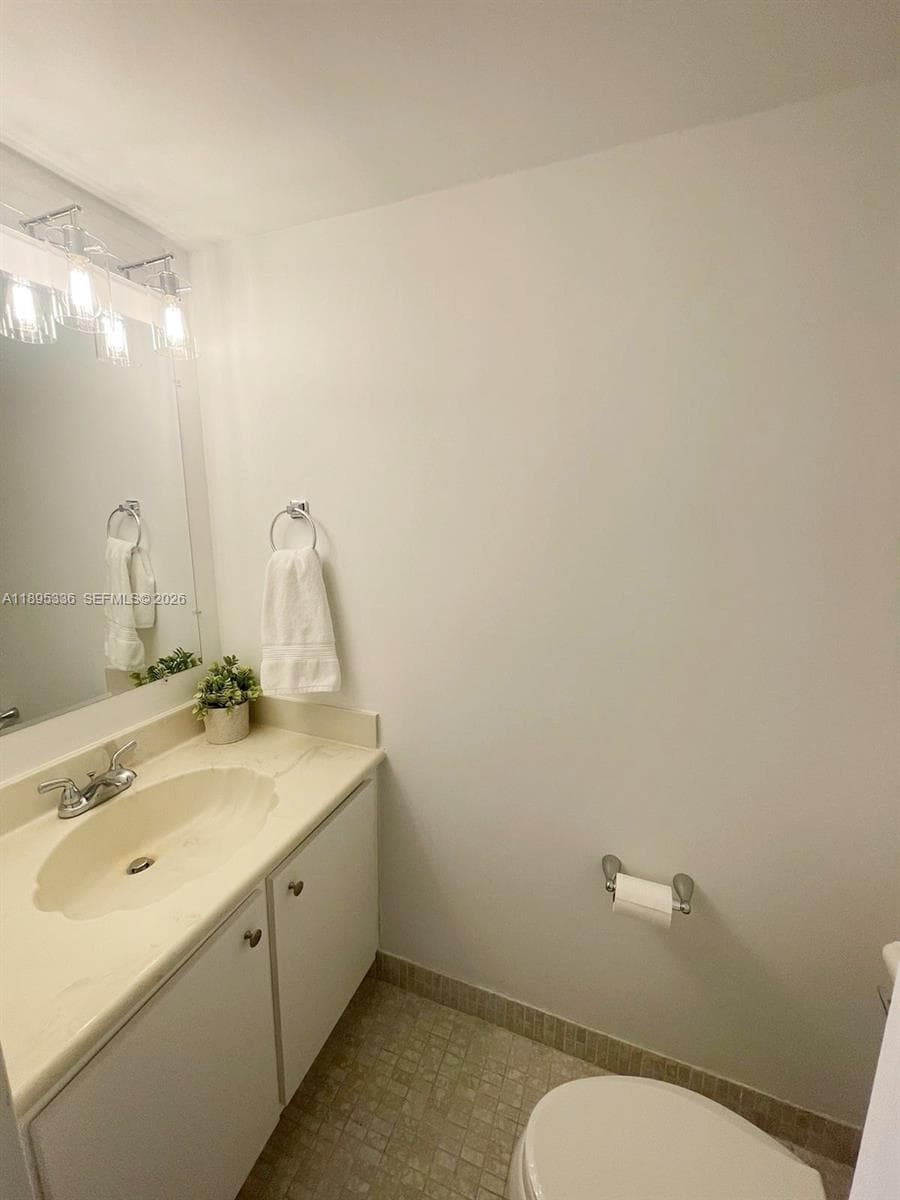 800 Parkview Dr 605 photo 11