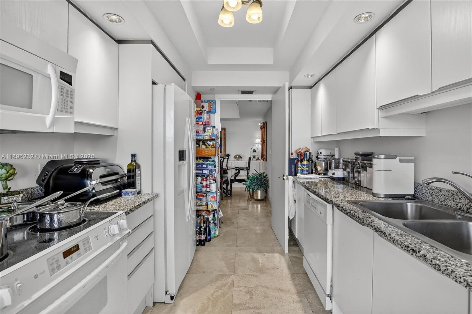 7000 Island Blvd 903 photo 11