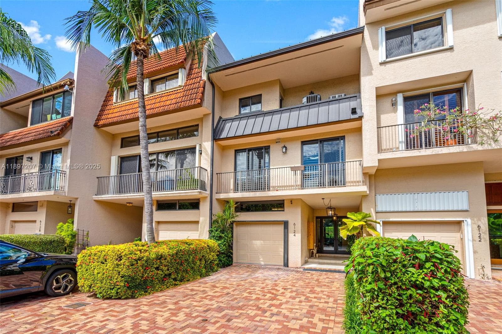 6124 Paradise Point Dr 6124 photo 2