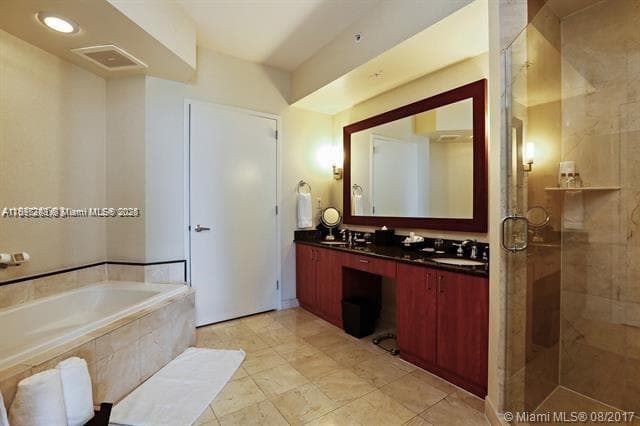18001 COLLINS 1409 photo 6