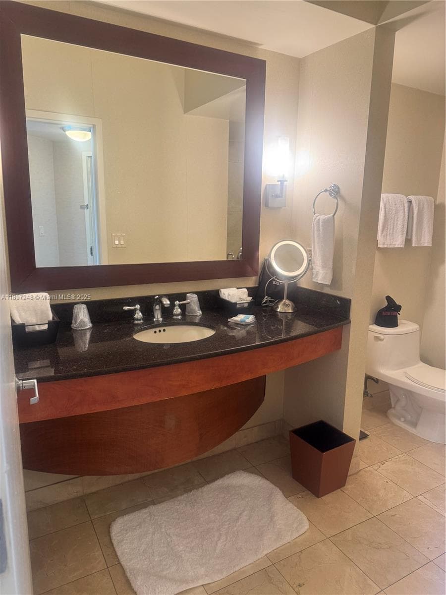 18001 COLLINS 1409 photo 20
