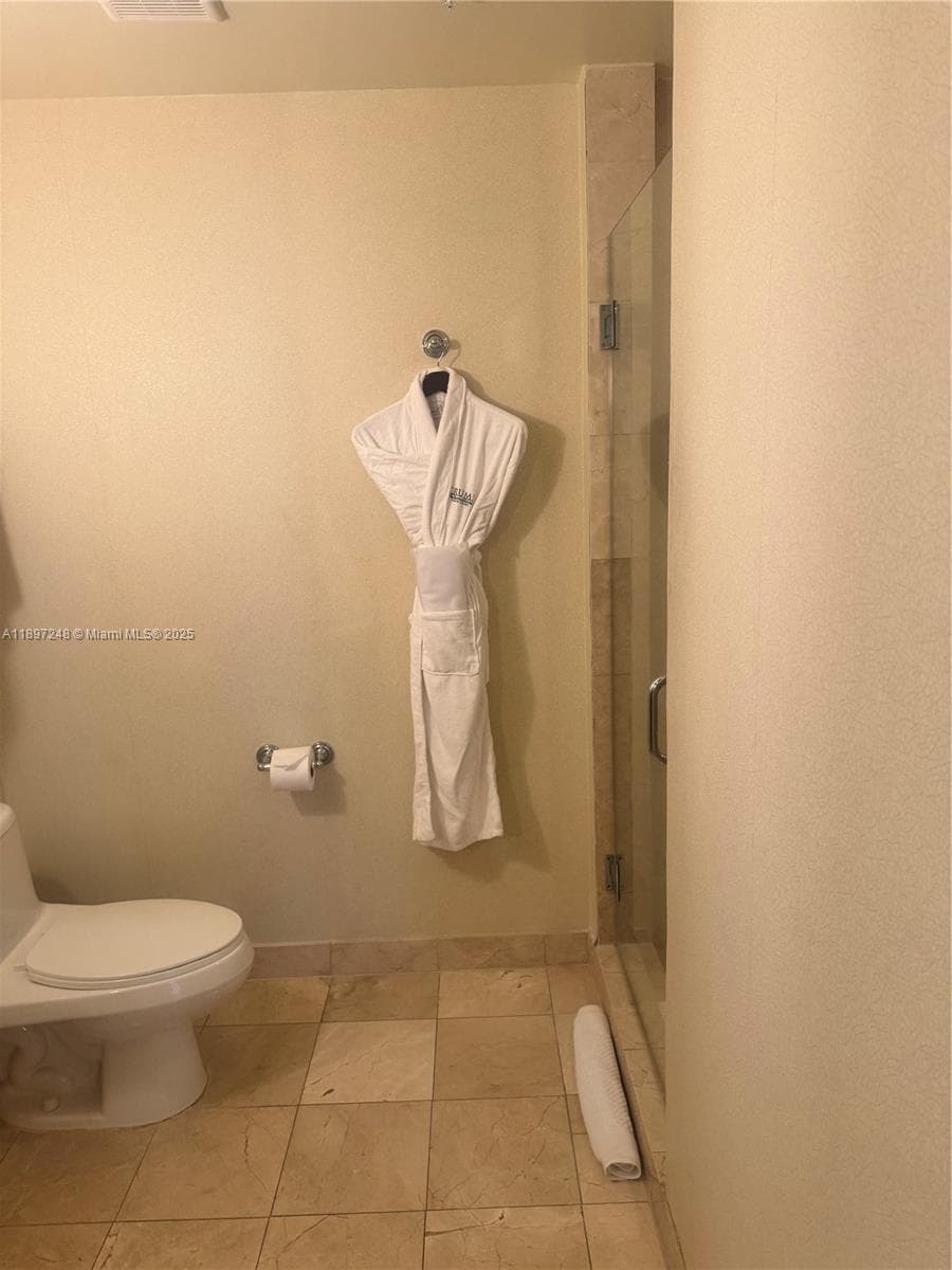 18001 COLLINS 1409 photo 21