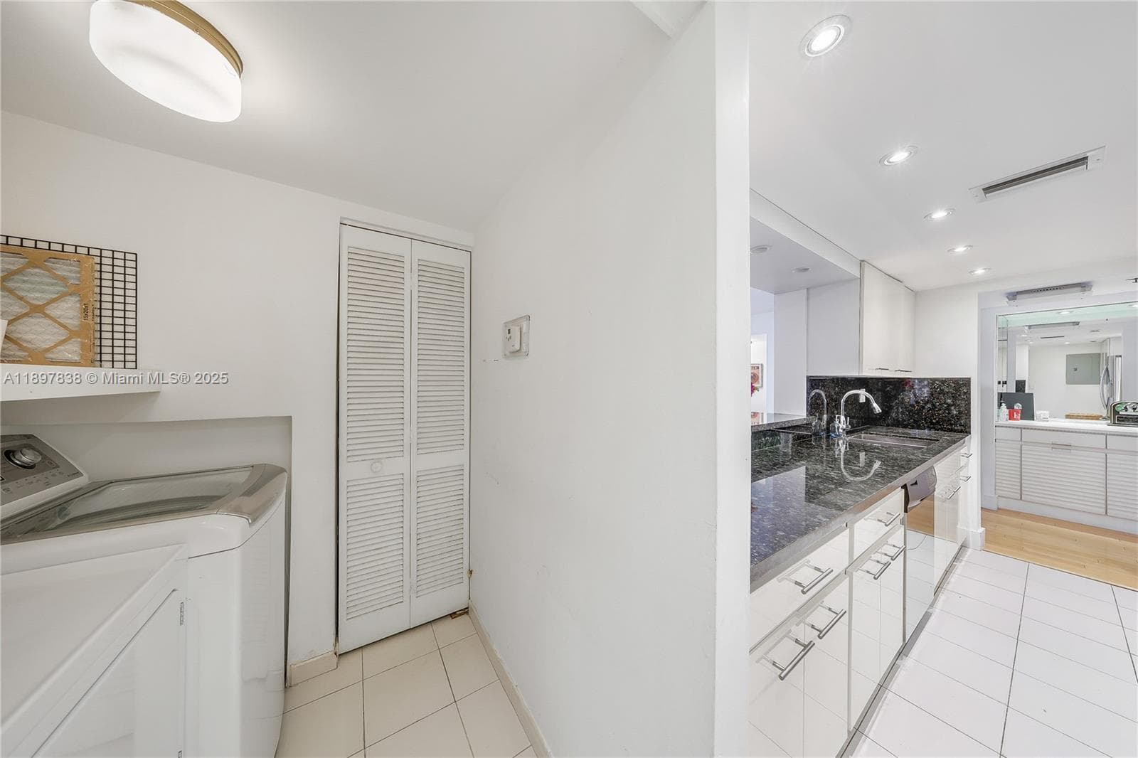 801 Venetian Dr 903 photo 6