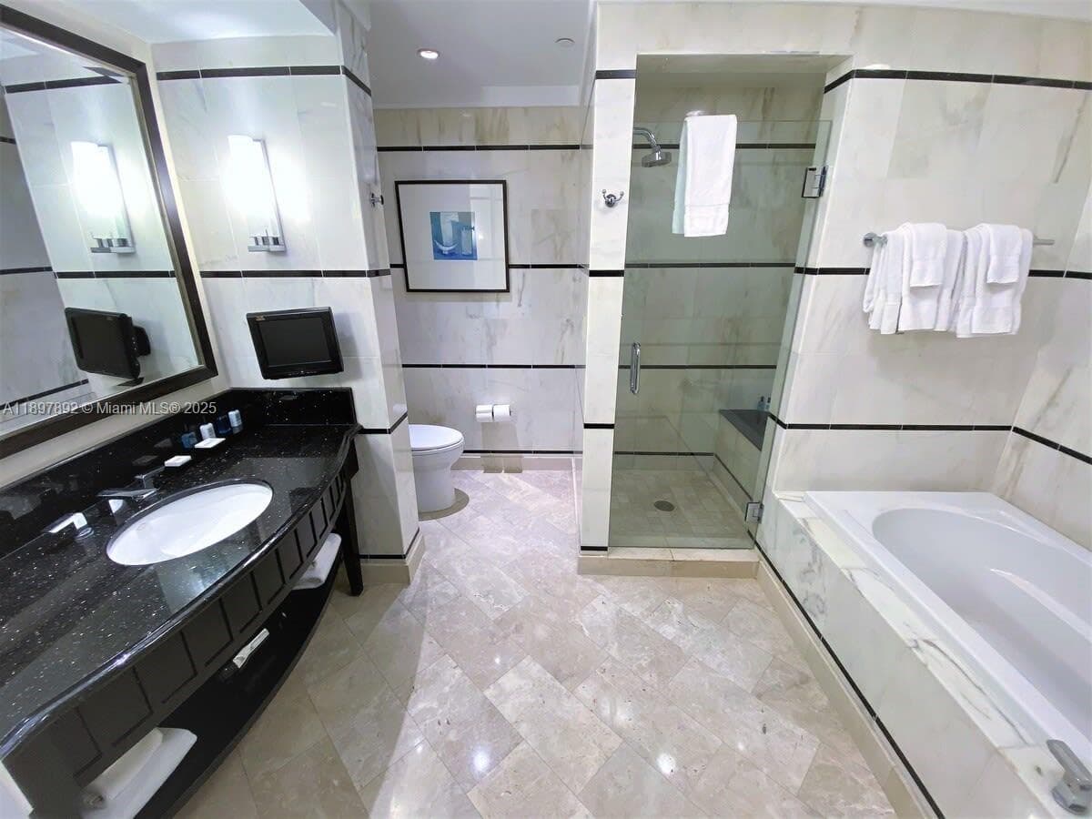 4391 Collins Ave 1619 photo 3