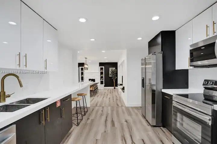 2100 SW 28th Way photo 2