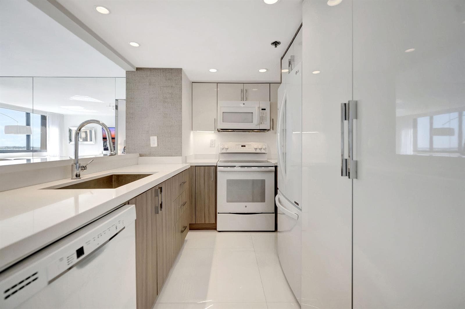 540 Brickell Key Drive 919 photo 2
