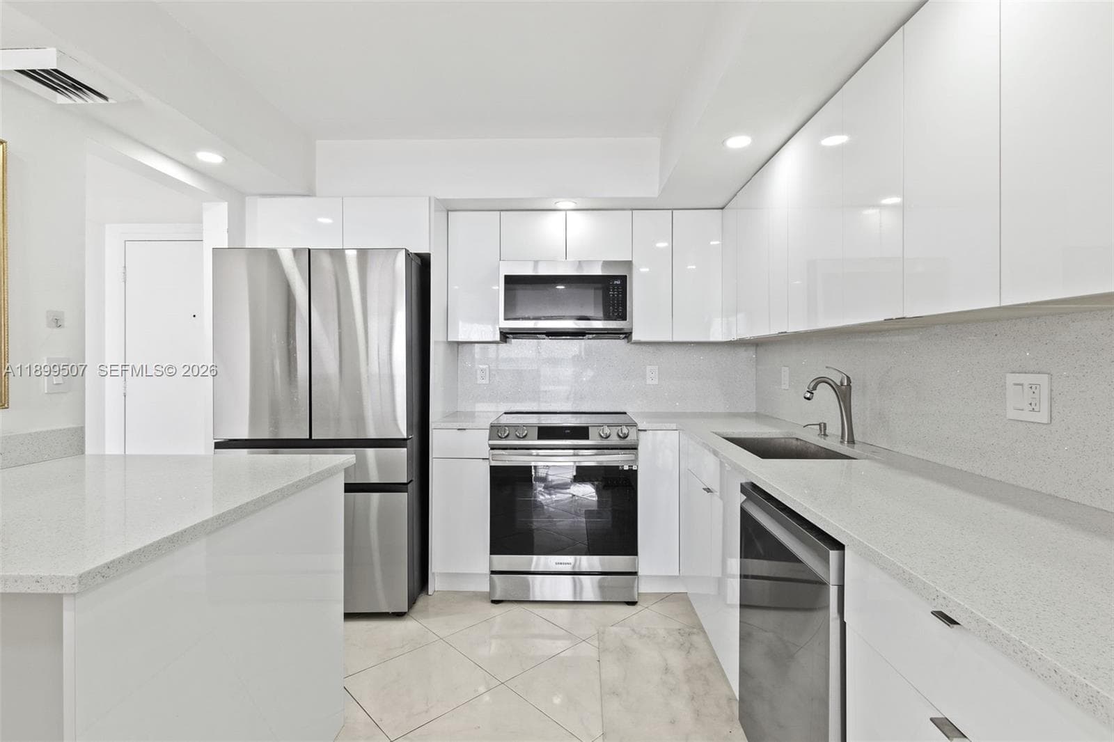 18021 Biscayne Blvd 1003 photo 3