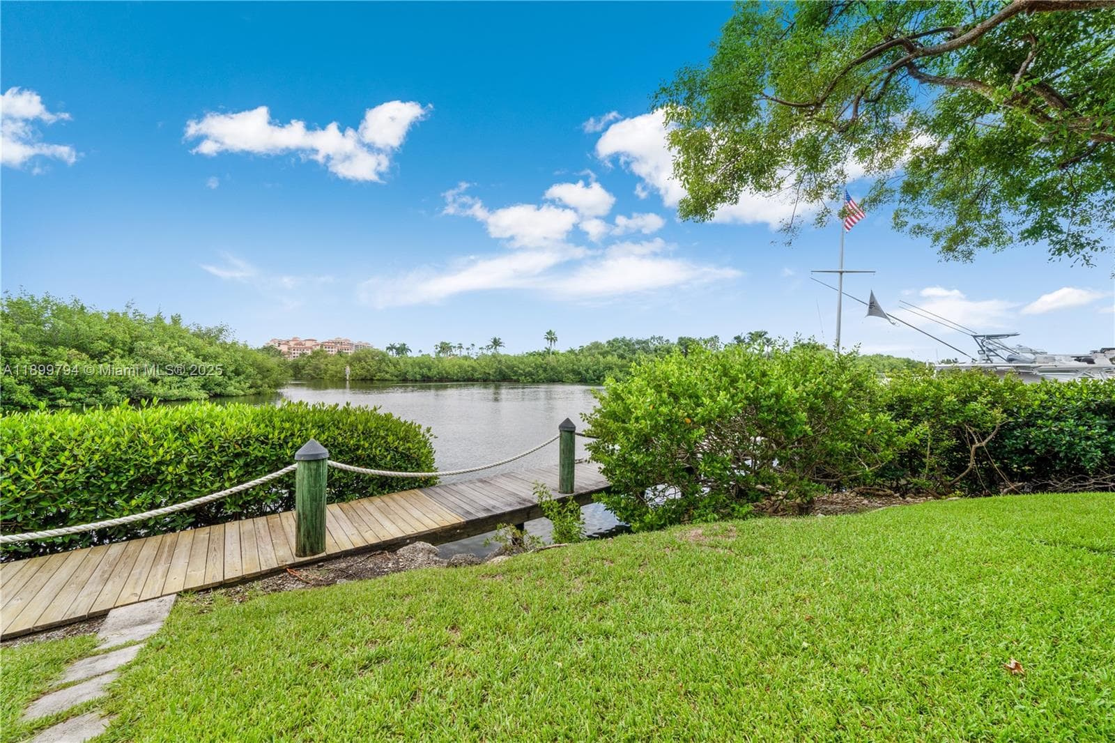 6100 Paradise Point Dr photo 18