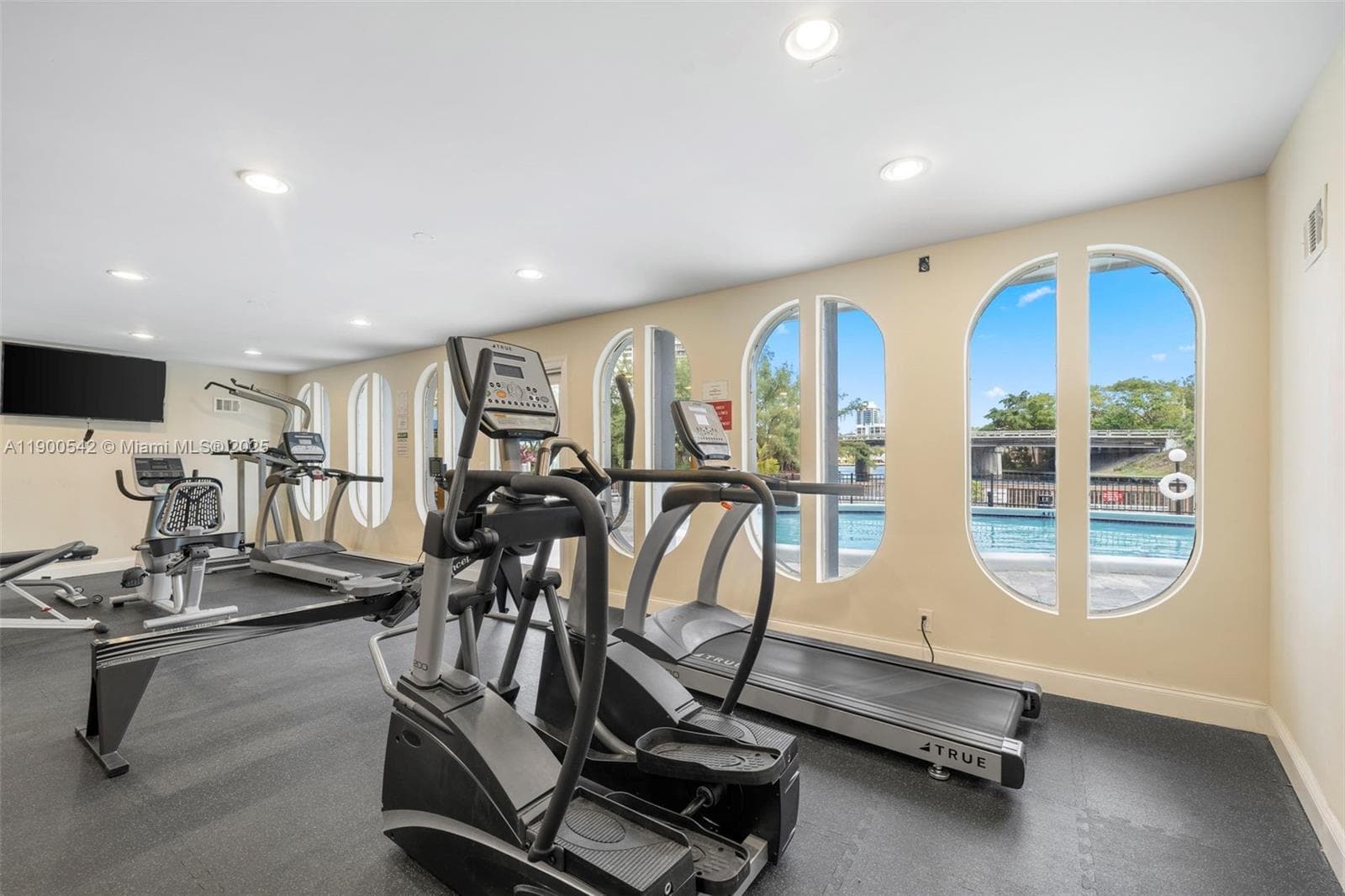 300 Diplomat Pkwy 518 photo 5