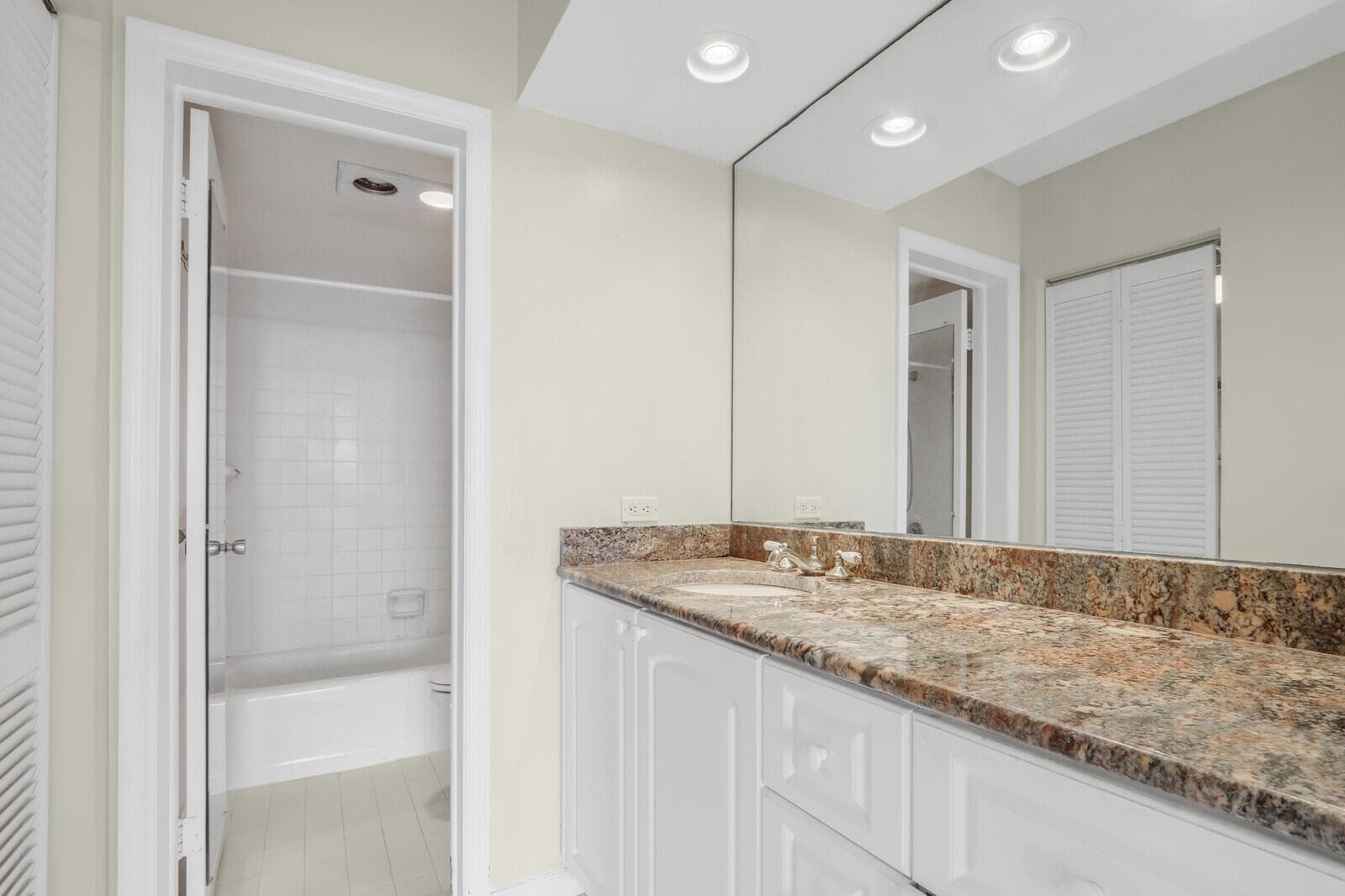 132 Lakeshore Drive 1117 photo 21