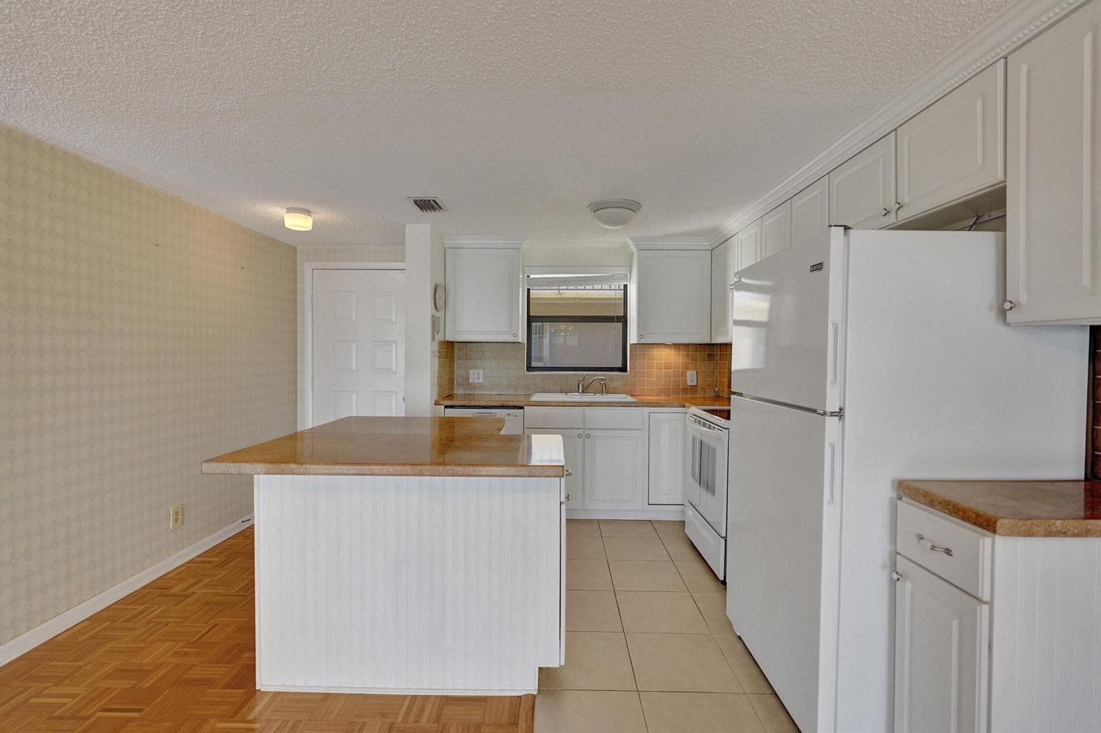 890 N Federal Highway 410 photo 9