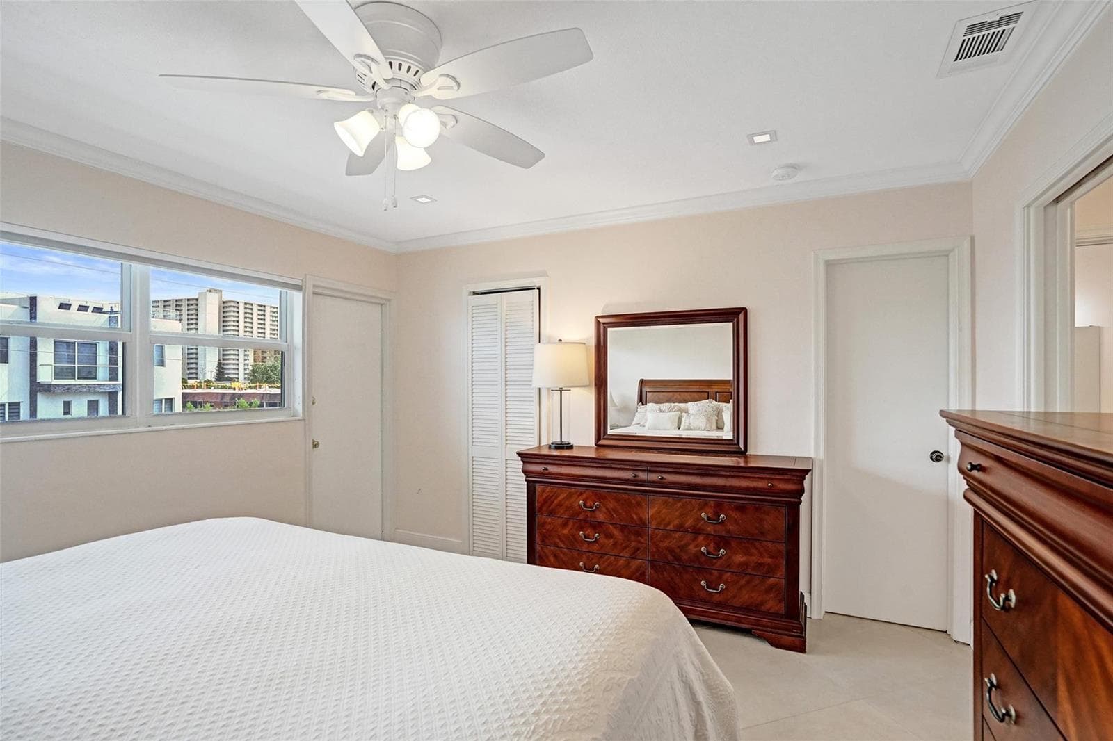 1001 N Riverside Drive 304 photo 6
