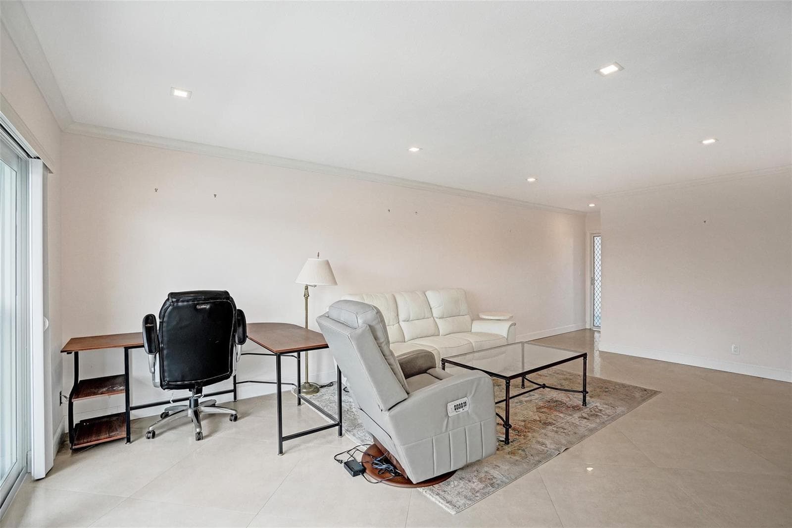 1001 N Riverside Drive 304 photo 17