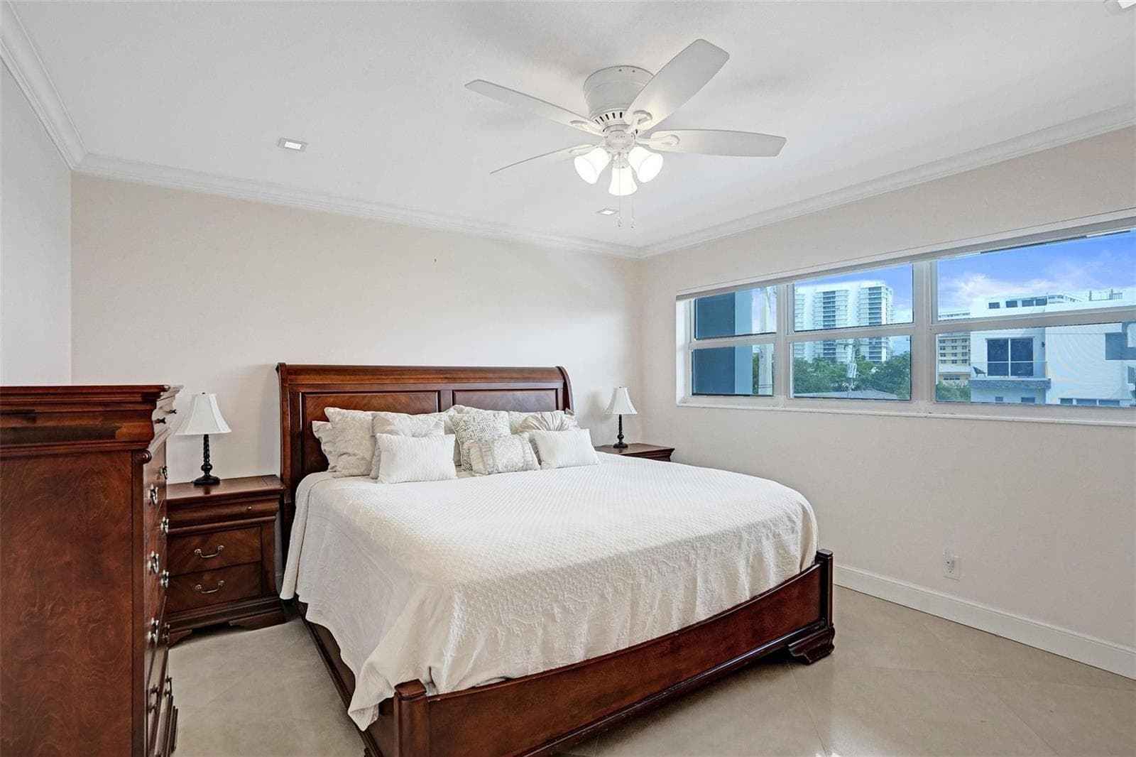 1001 N Riverside Drive 304 photo 3