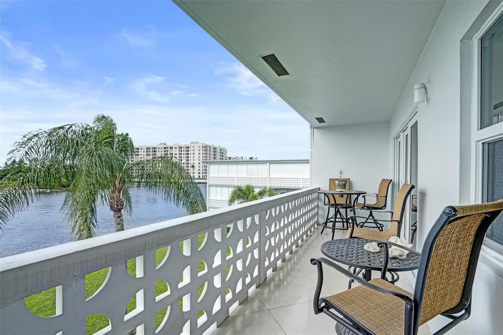 1001 N Riverside Drive 304 photo 1
