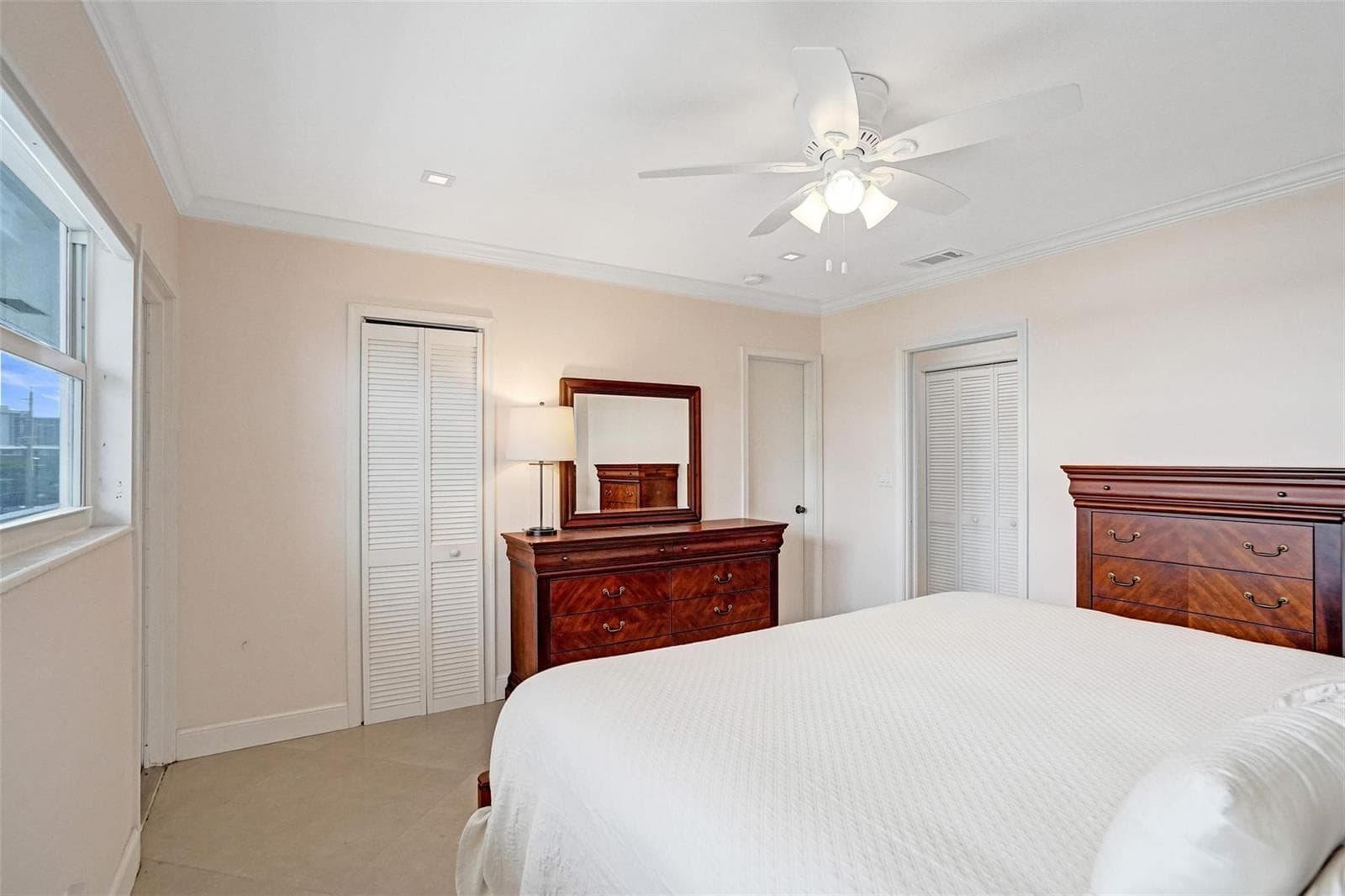 1001 N Riverside Drive 304 photo 5