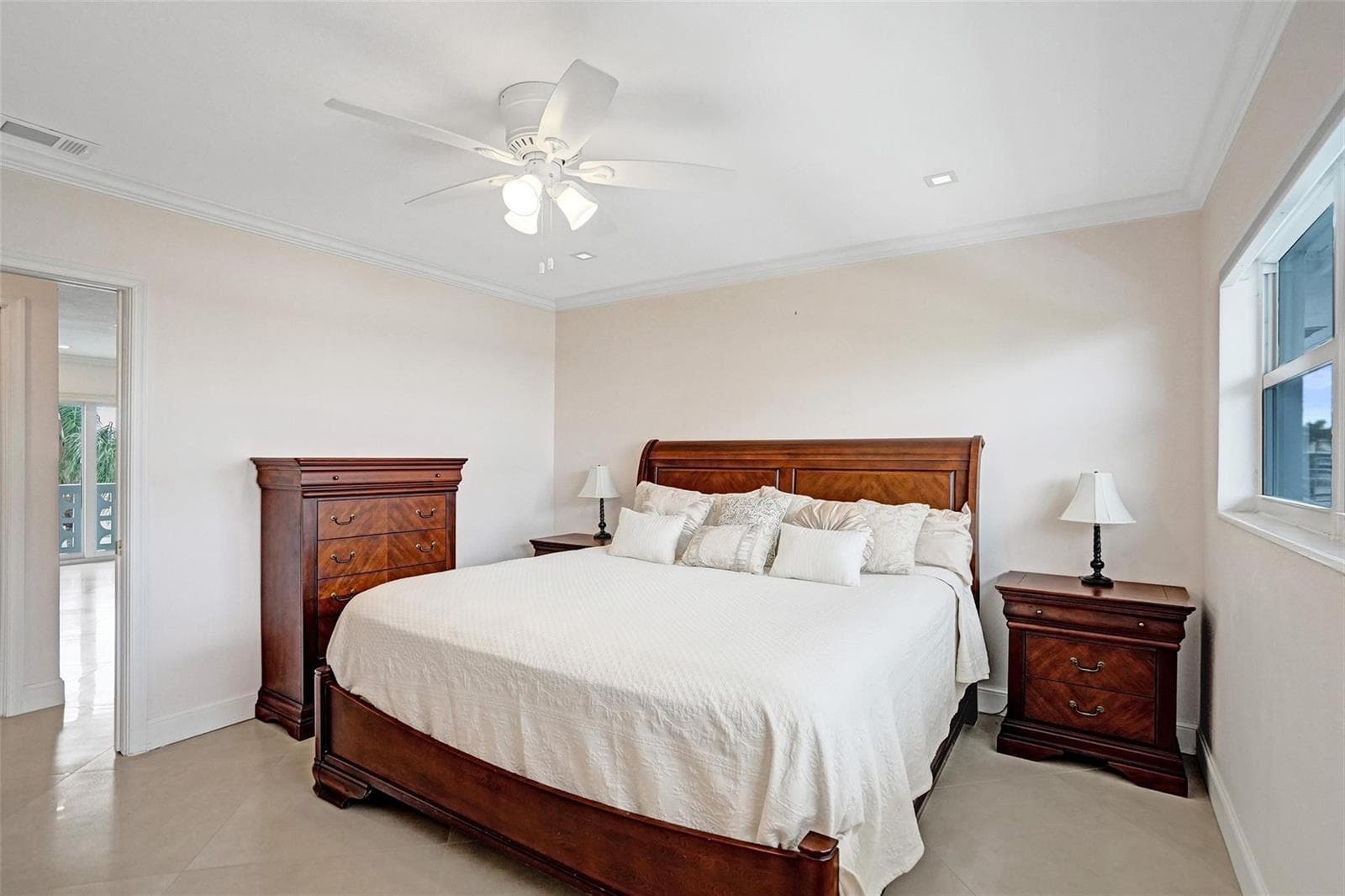 1001 N Riverside Drive 304 photo 4