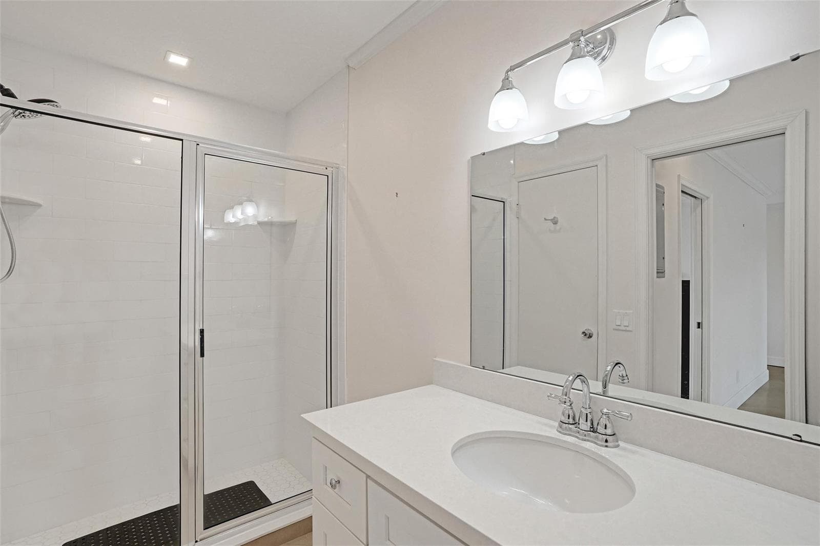 1001 N Riverside Drive 304 photo 8