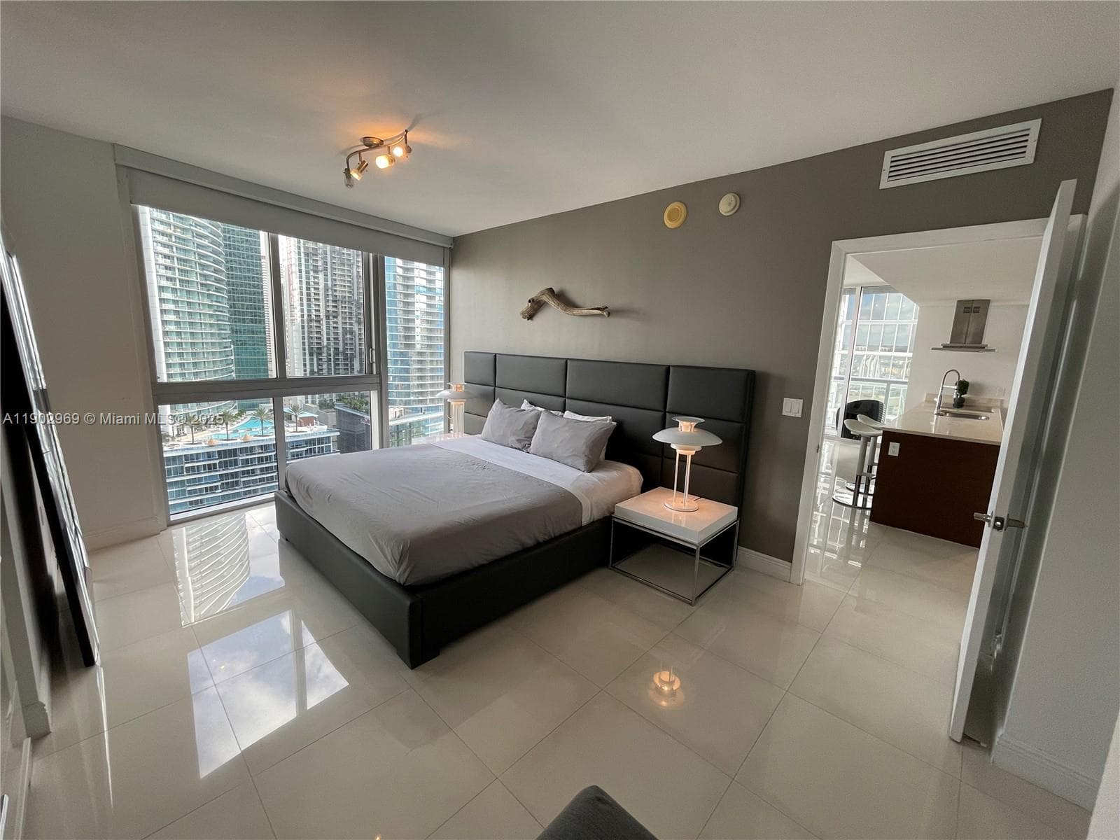 485 Brickell Ave 2602 photo 8