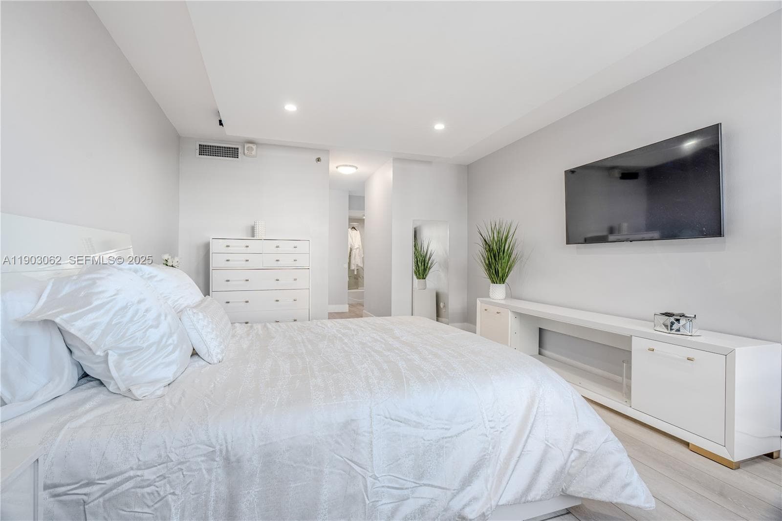 100 Lincoln Rd 323 photo 22