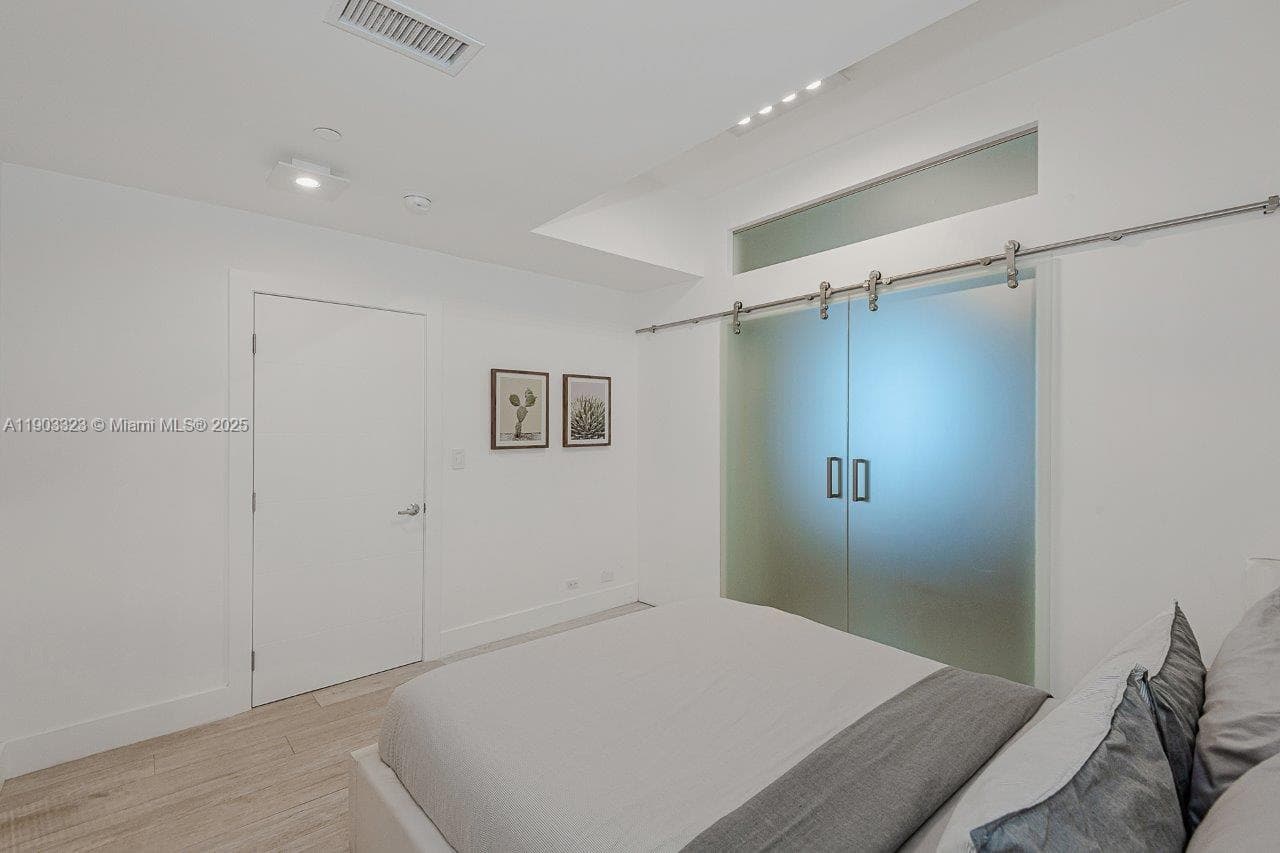 2301 Collins Ave PH21 photo 12