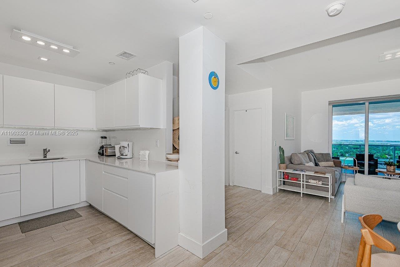 2301 Collins Ave PH21 photo 9