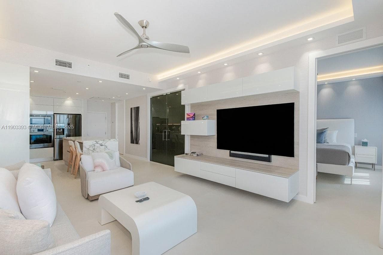 2301 Collins Ave PH20 photo 5
