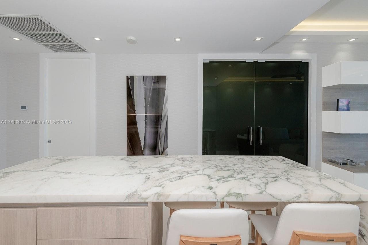 2301 Collins Ave PH20 photo 10