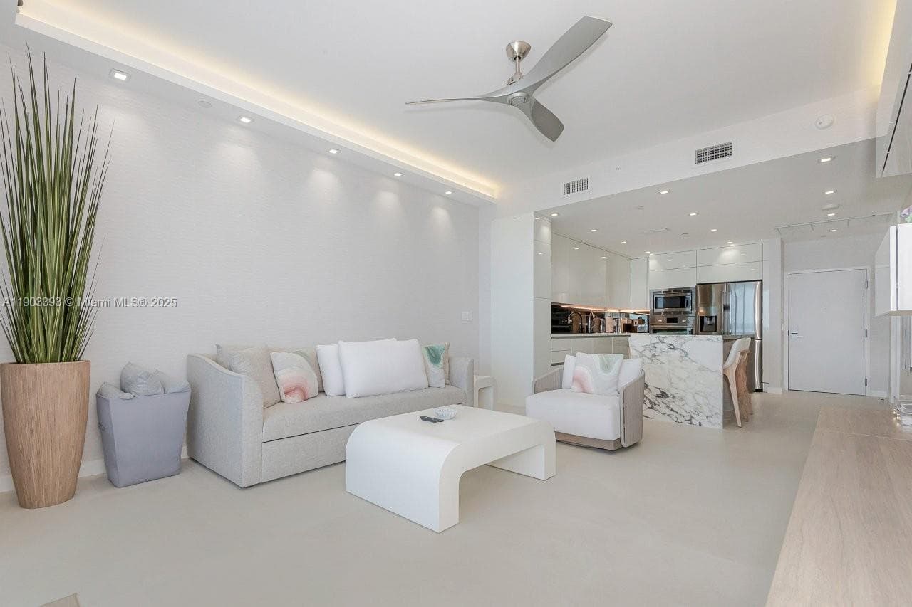 2301 Collins Ave PH20 photo 4