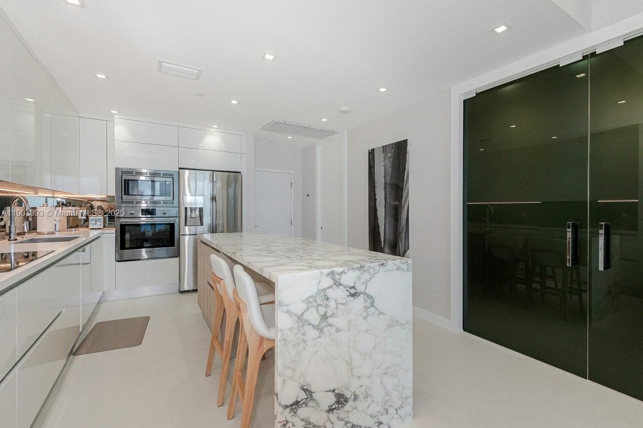2301 Collins Ave PH20 photo 8