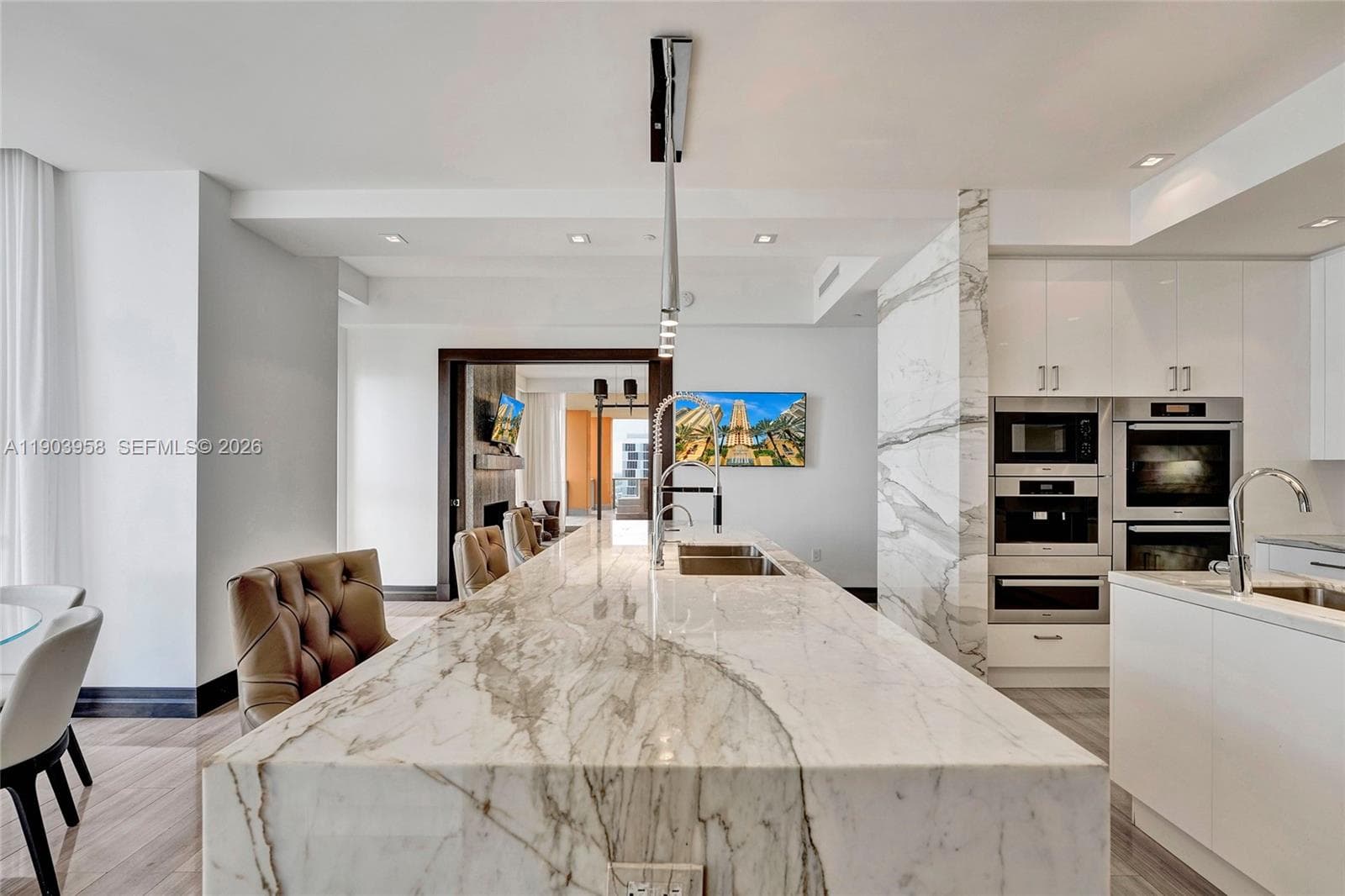 17749 Collins 1402 photo 23