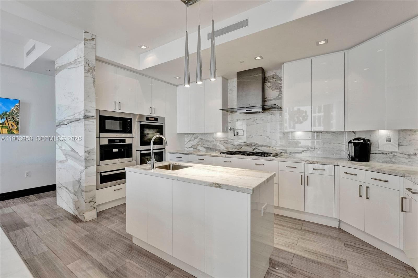 17749 Collins 1402 photo 24