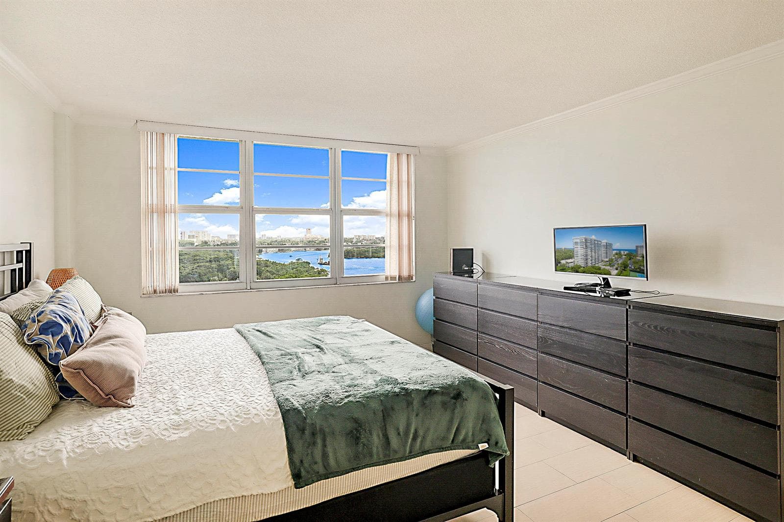 2121 N Ocean Boulevard 1105w photo 15