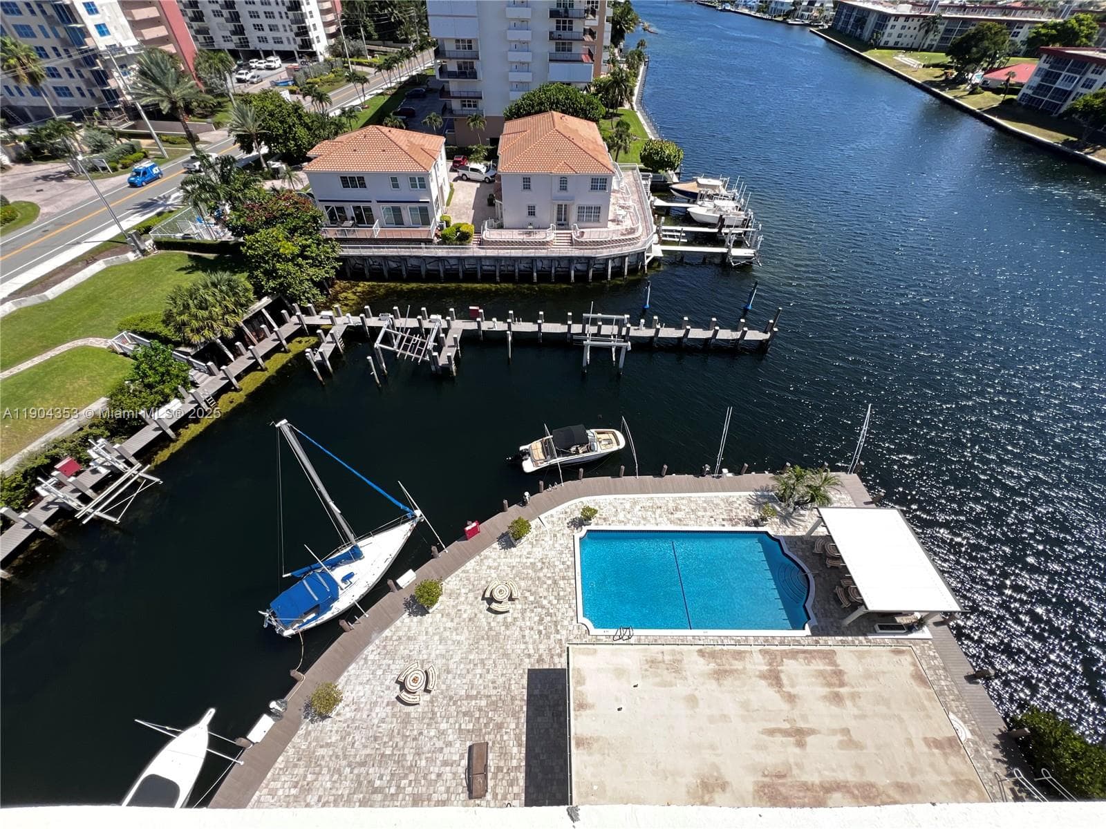 1160 Hillsboro Mile 901 photo 25