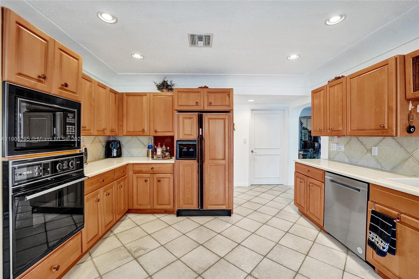2889 NE 35th St photo 25