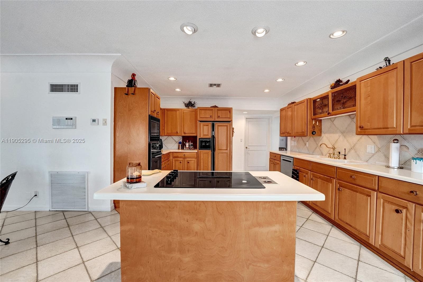 2889 NE 35th St photo 21