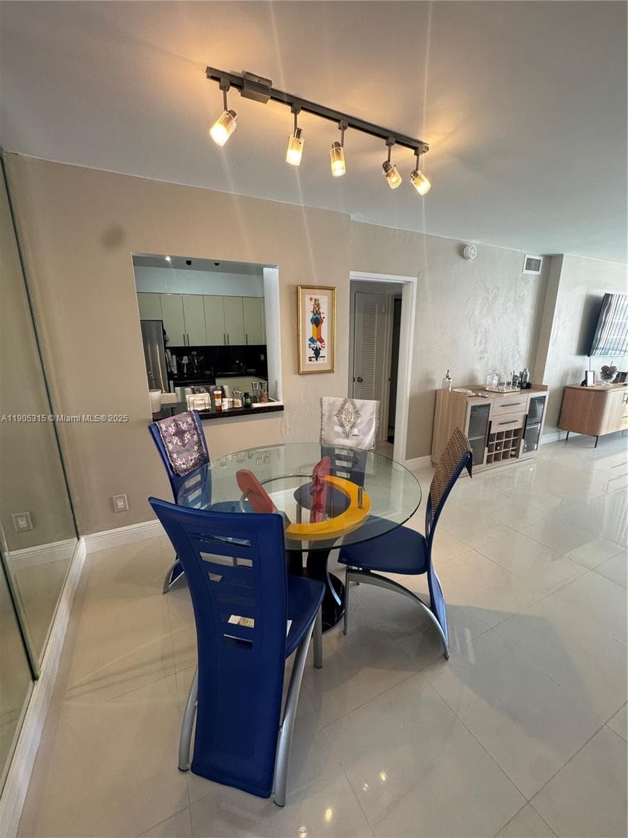 5161 Collins Ave 911 photo 6