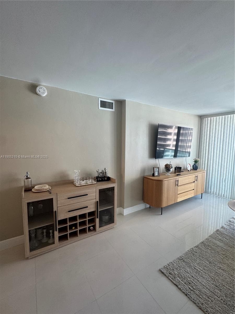 5161 Collins Ave 911 photo 9