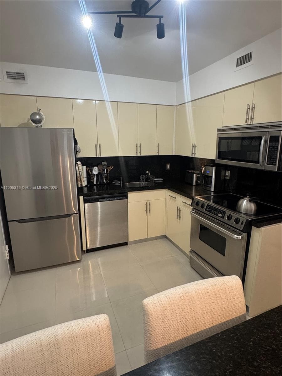 5161 Collins Ave 911 photo 8