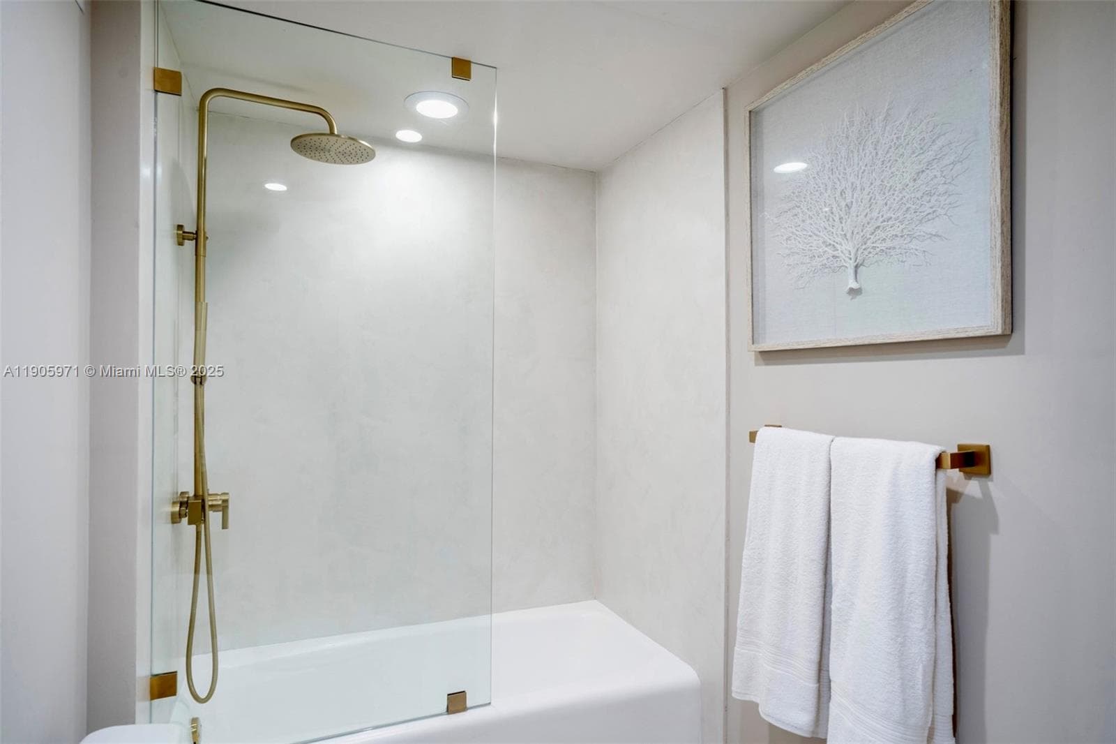 2301 Collins Ave 836 photo 14