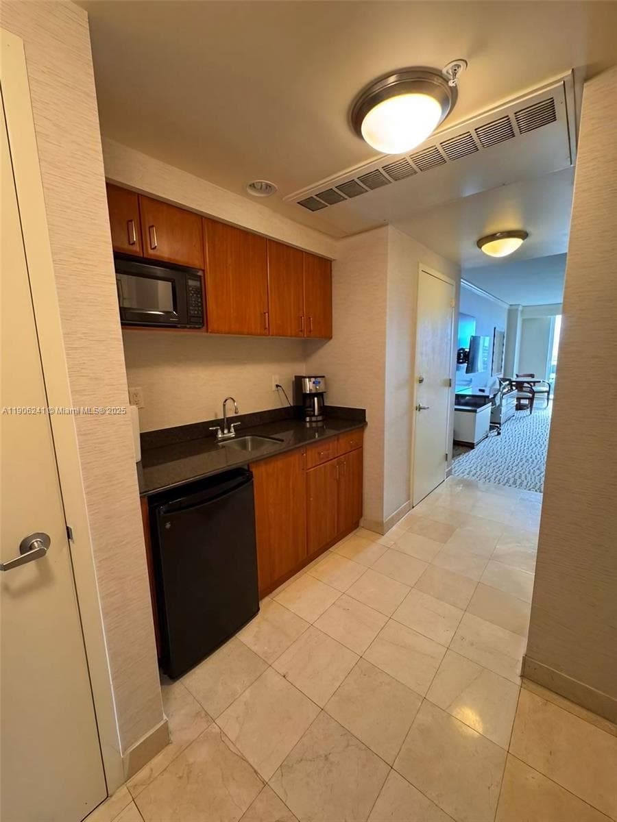18001 Collins Ave 1117 photo 2