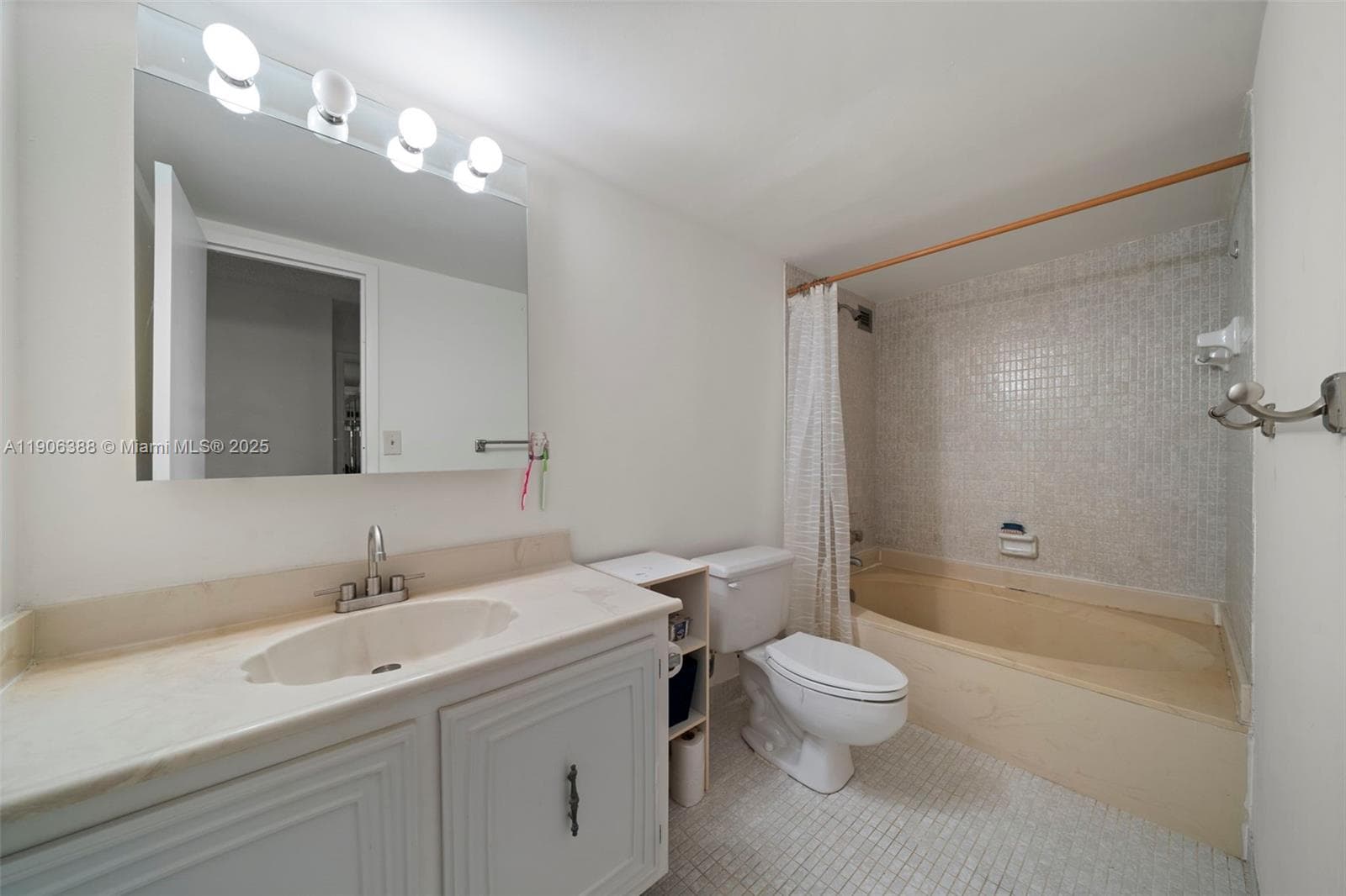 800 Parkview Dr 302 photo 12