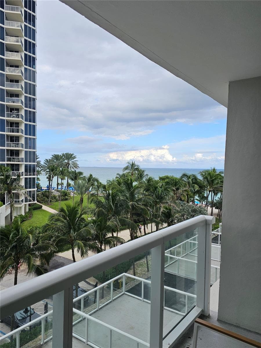 19201 Collins Ave 324 photo 2