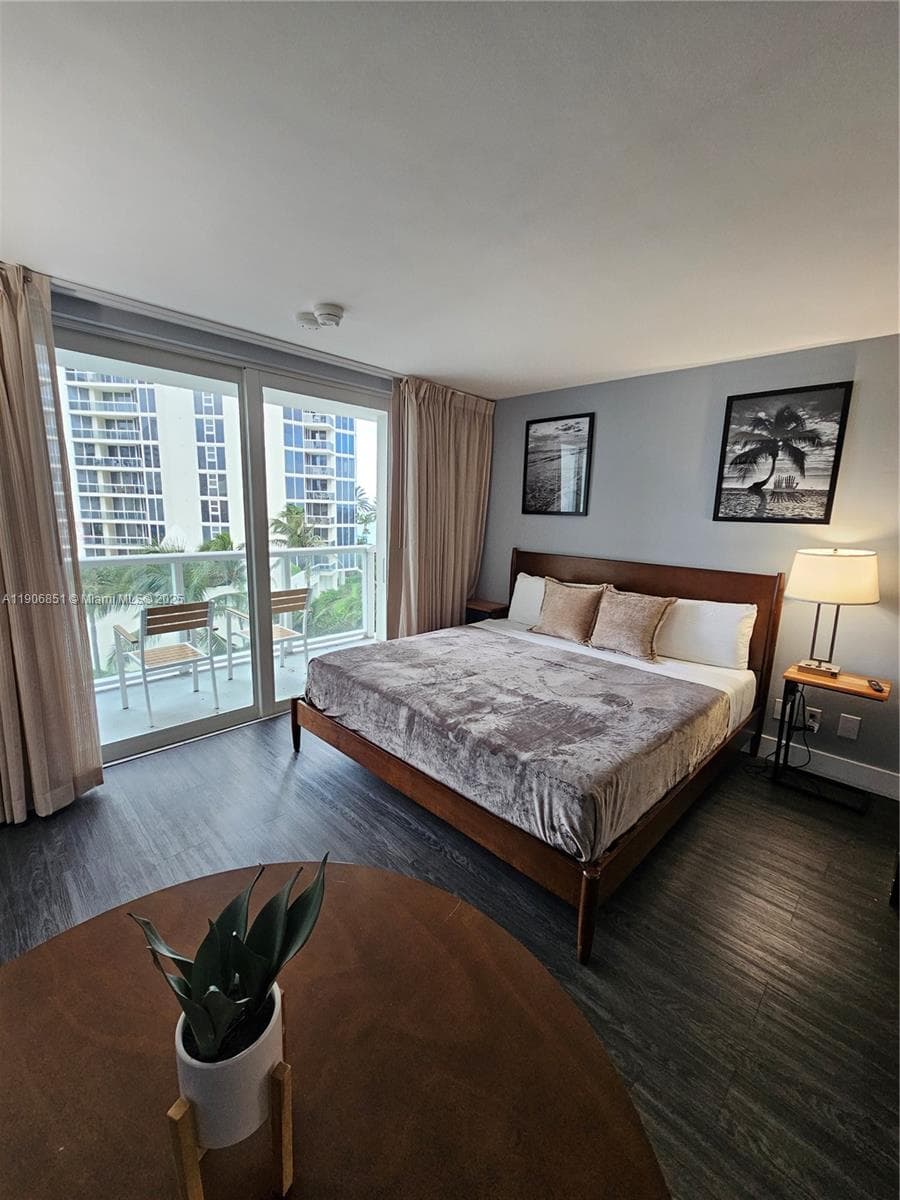 19201 Collins Ave 324 photo 11