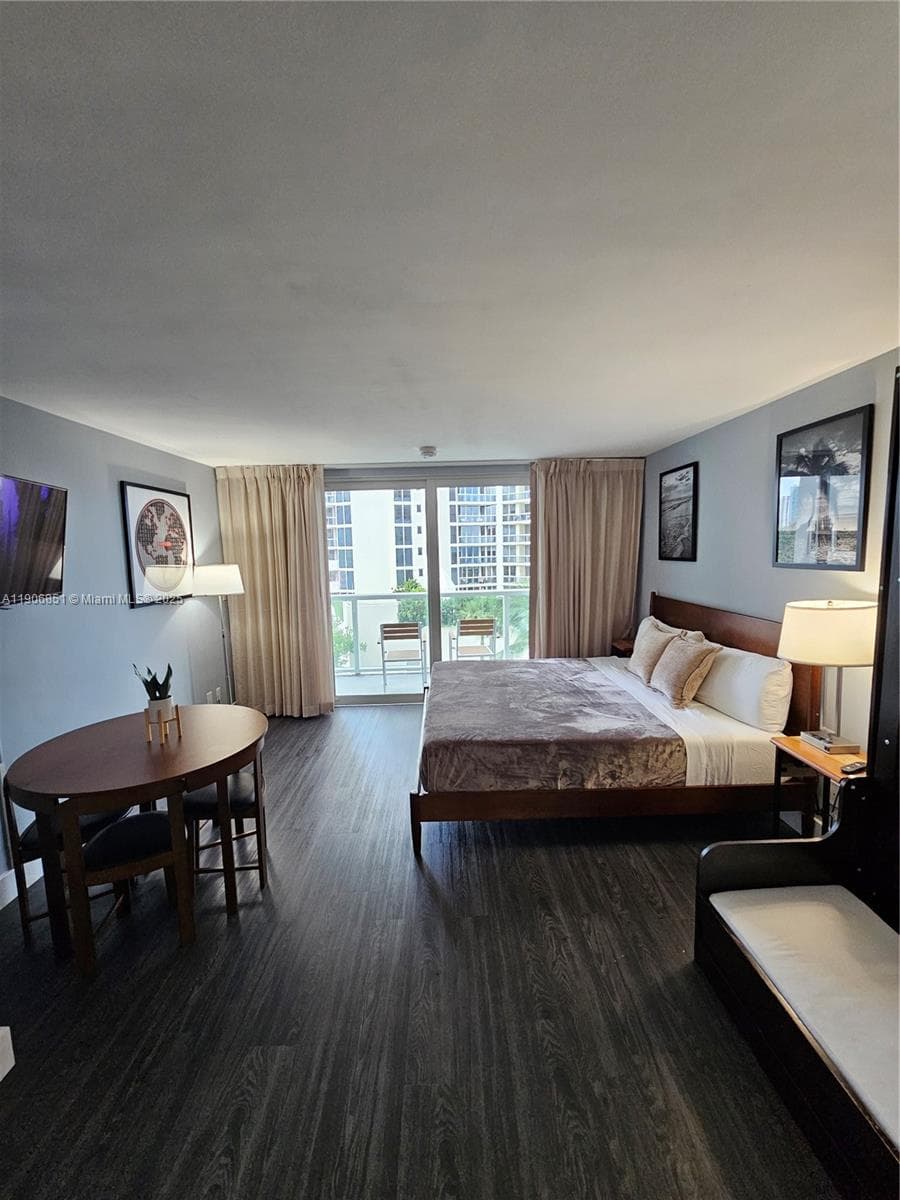 19201 Collins Ave 324 photo 8