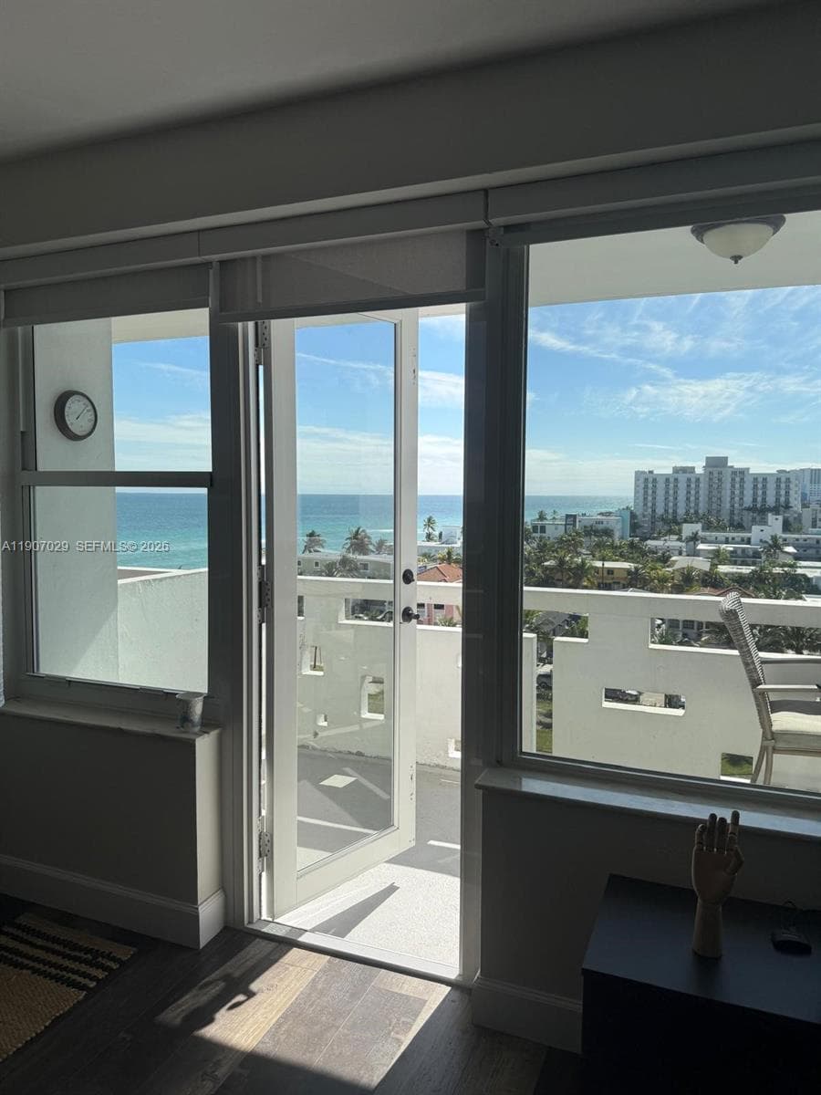 3111 N Ocean Dr 811 photo 2