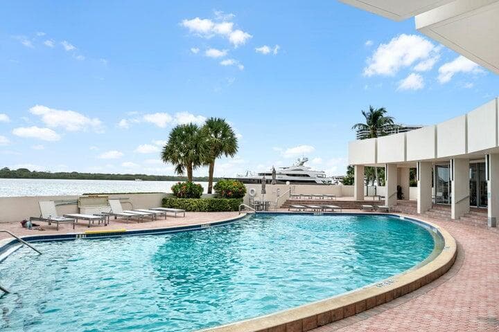 136 Lakeshore Drive 1010 photo 8