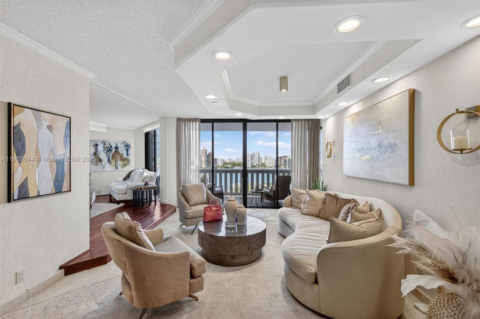 3000 Island Blvd 1904 photo 4