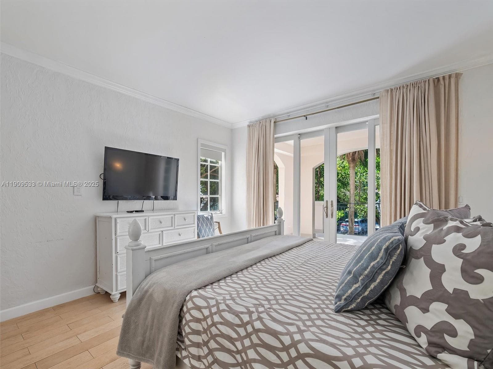 19116 Fisher Island Dr 19116 photo 18