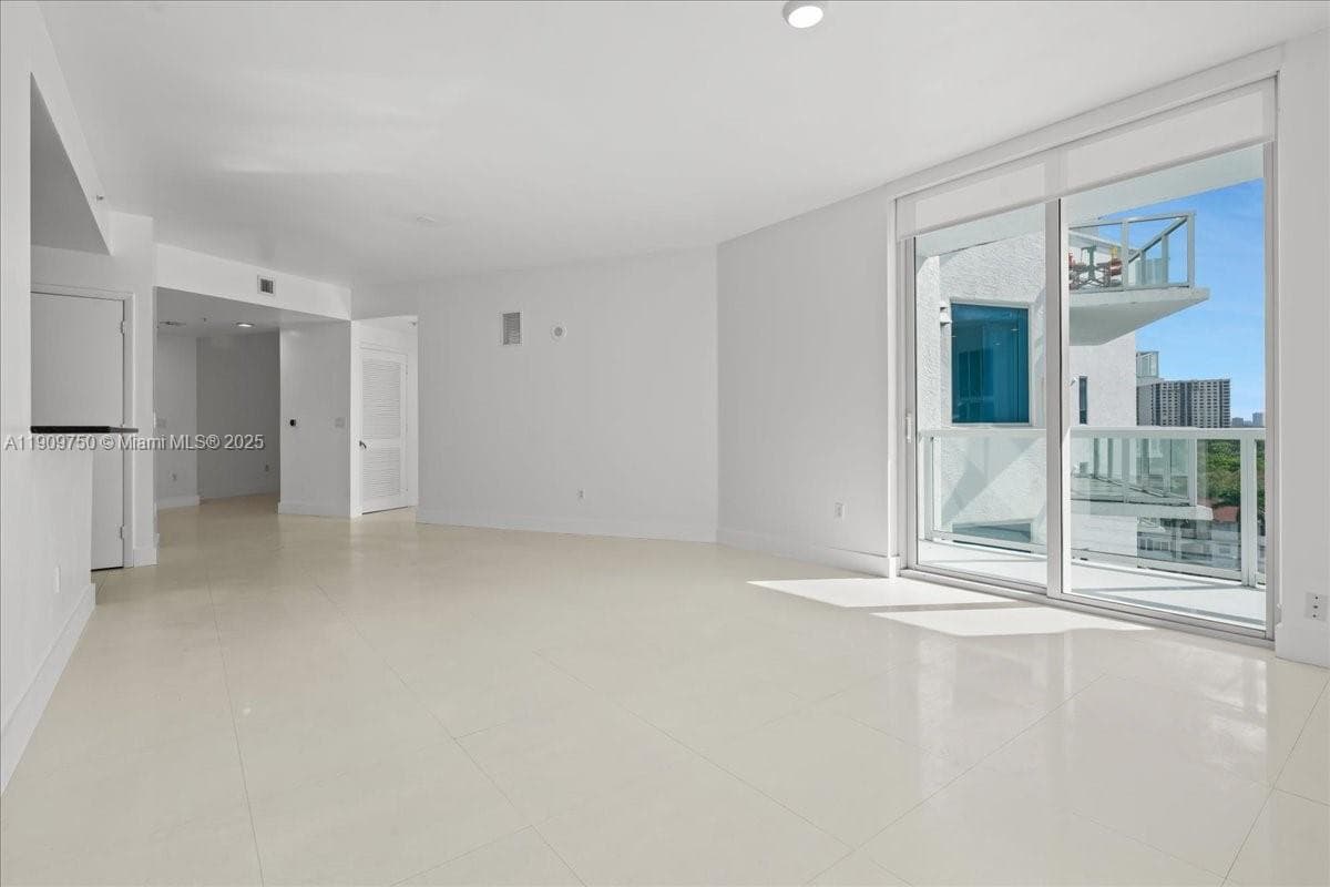 3030 NE 188 Street 604 photo 1
